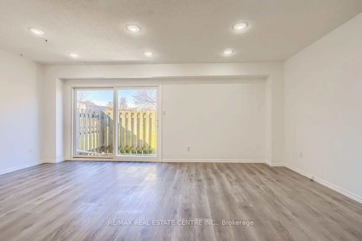 125 Sekura Crescent, #1