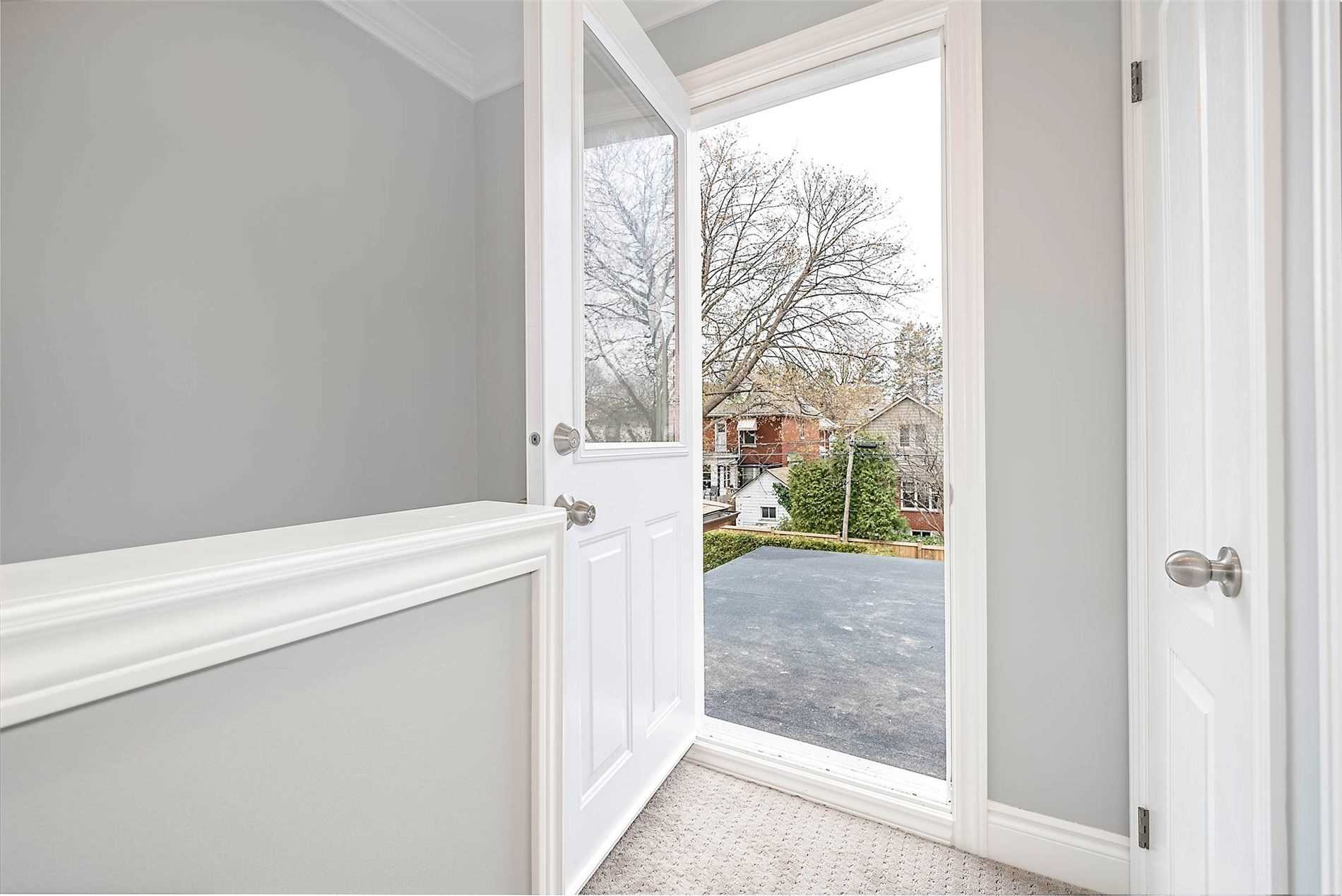 110 Kensington Ave S