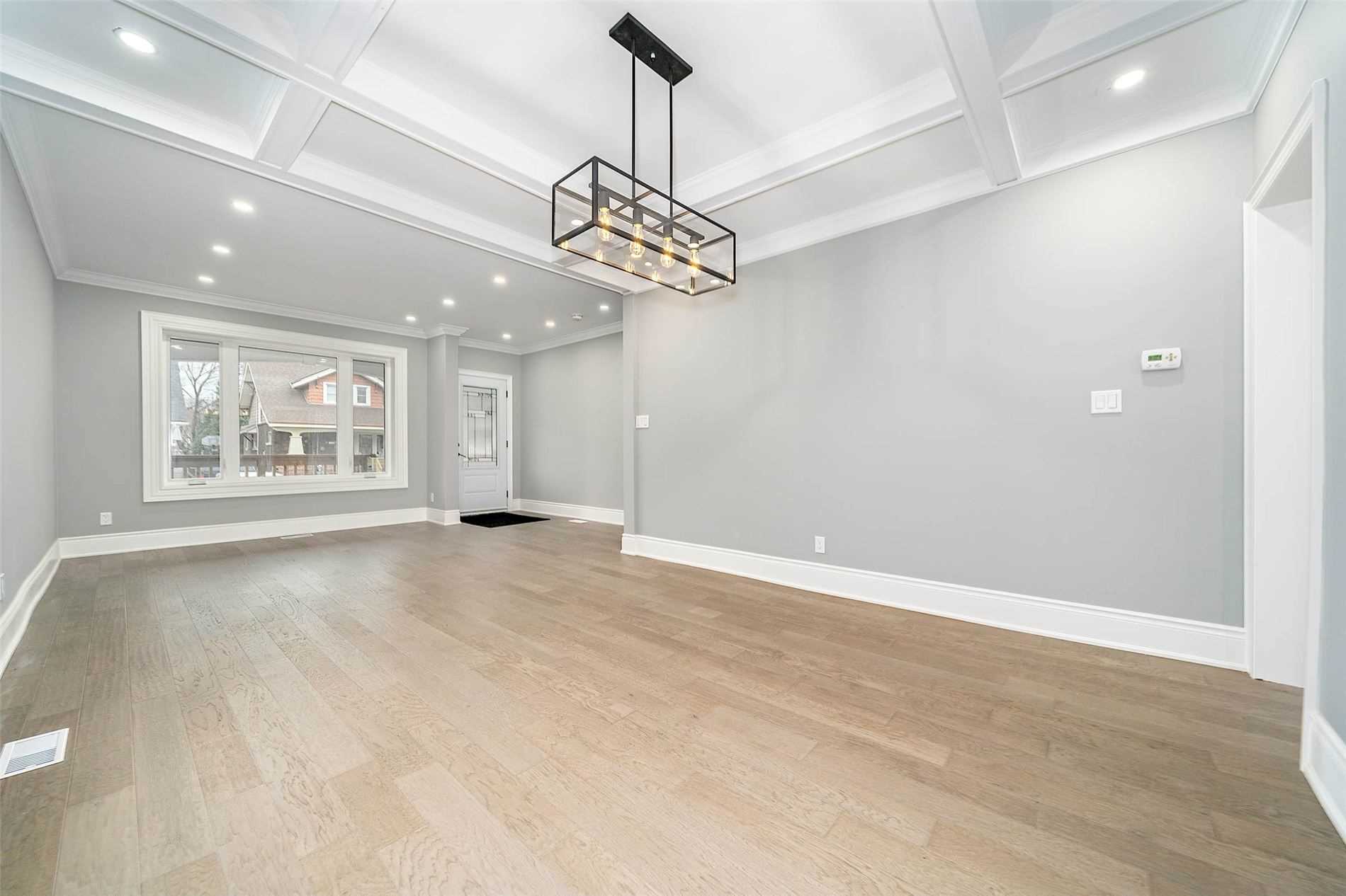 110 Kensington Ave S