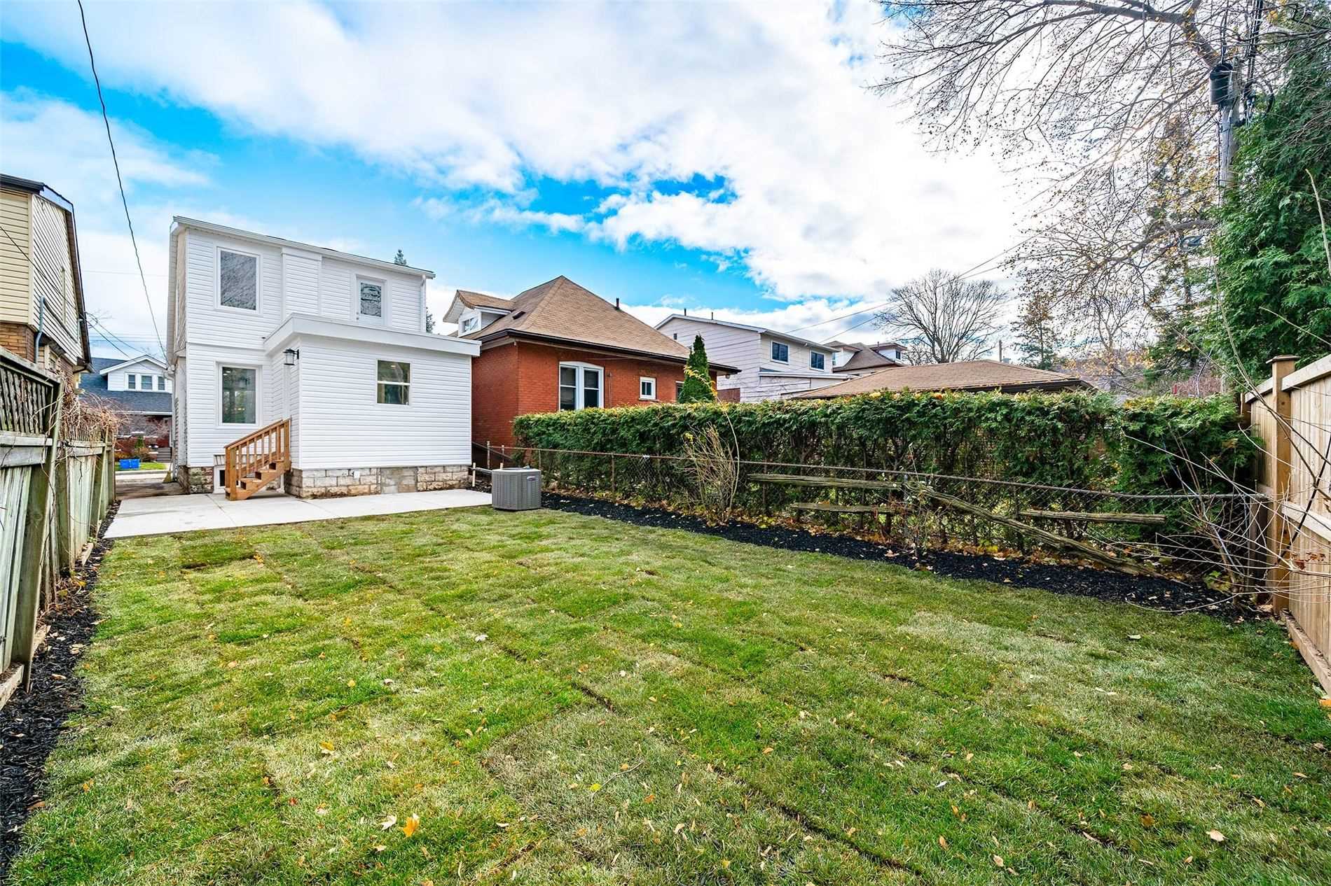 110 Kensington Ave S