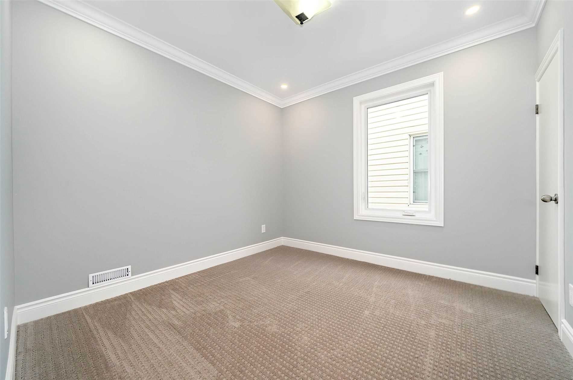 110 Kensington Ave S