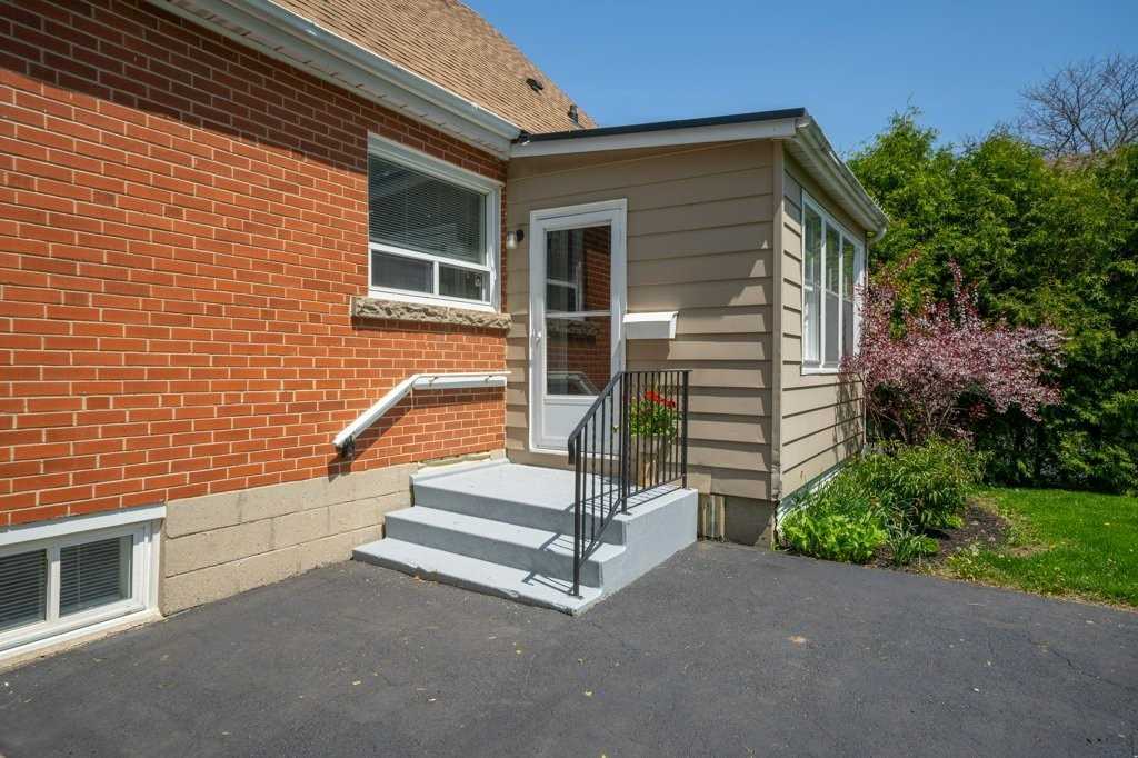 38 Wellington St