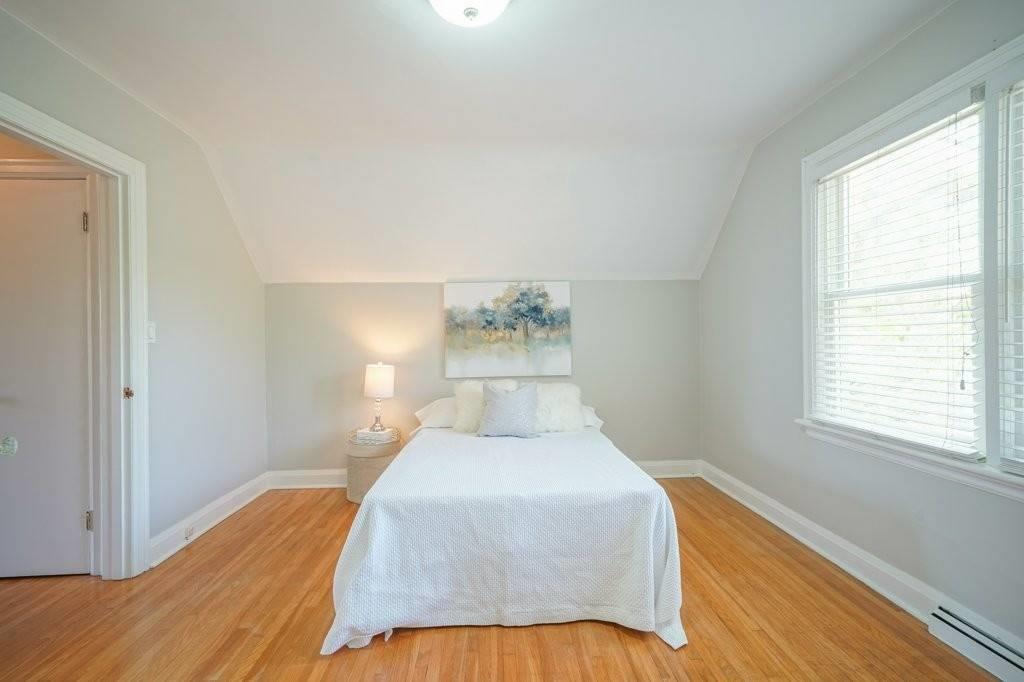 38 Wellington St