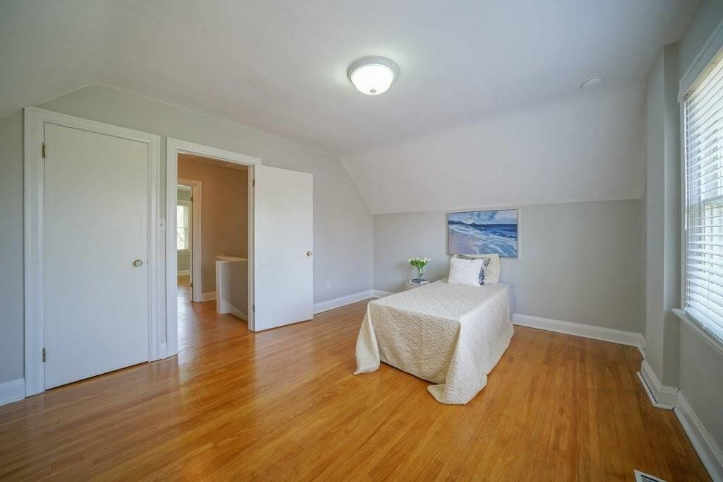 38 Wellington St