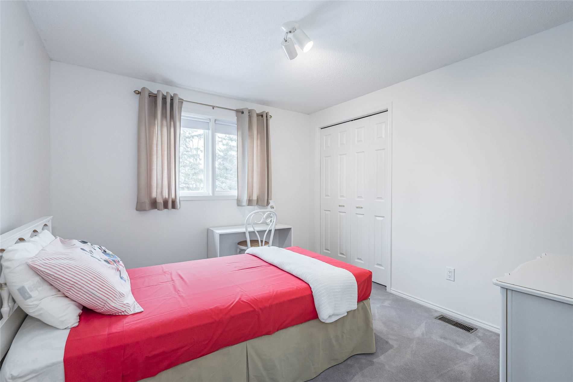 16 Fernbank Pl