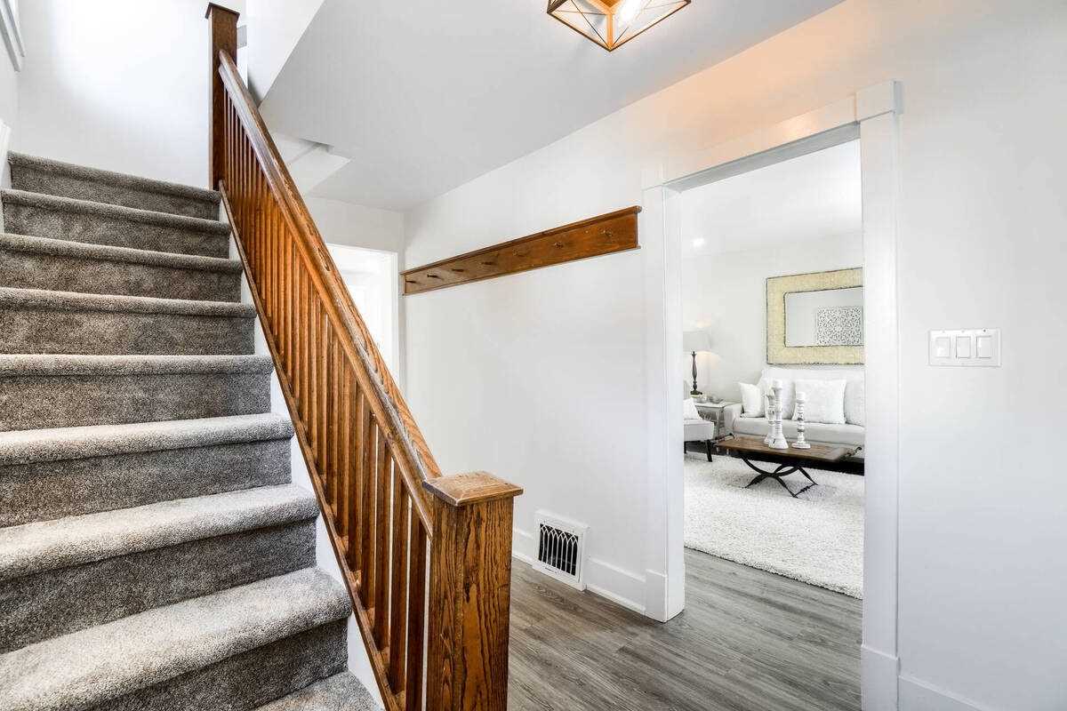 55 Ellen St