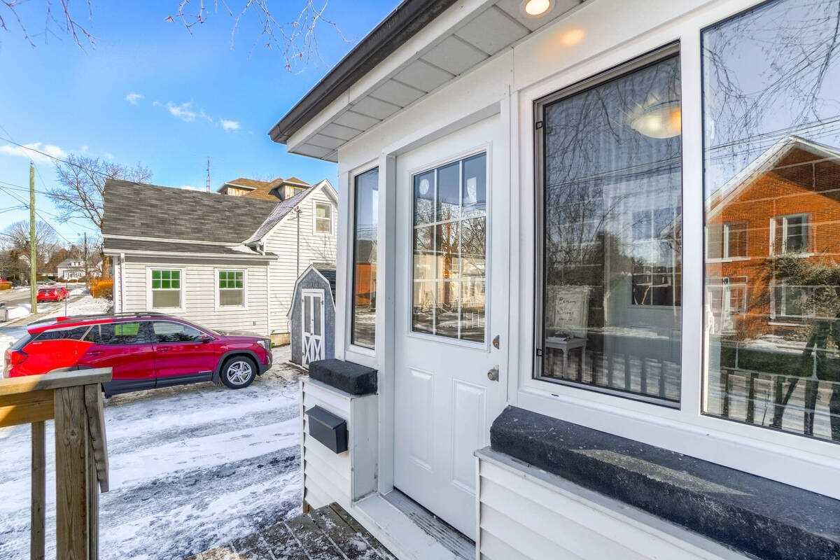 55 Ellen St