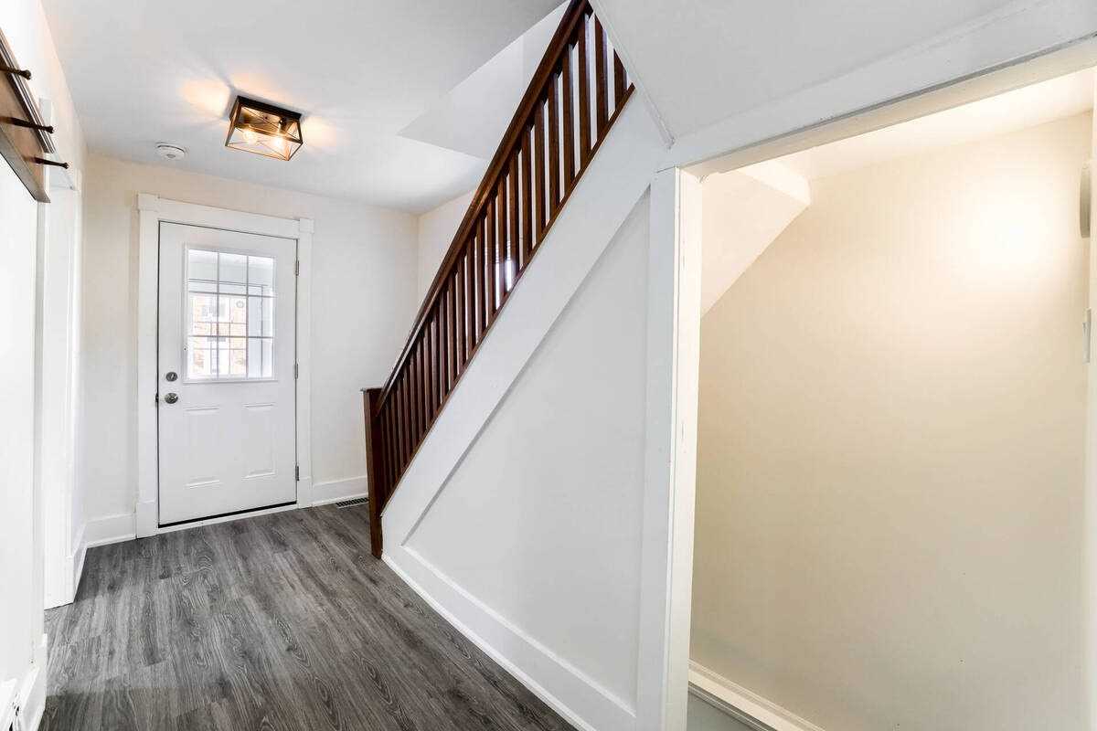55 Ellen St