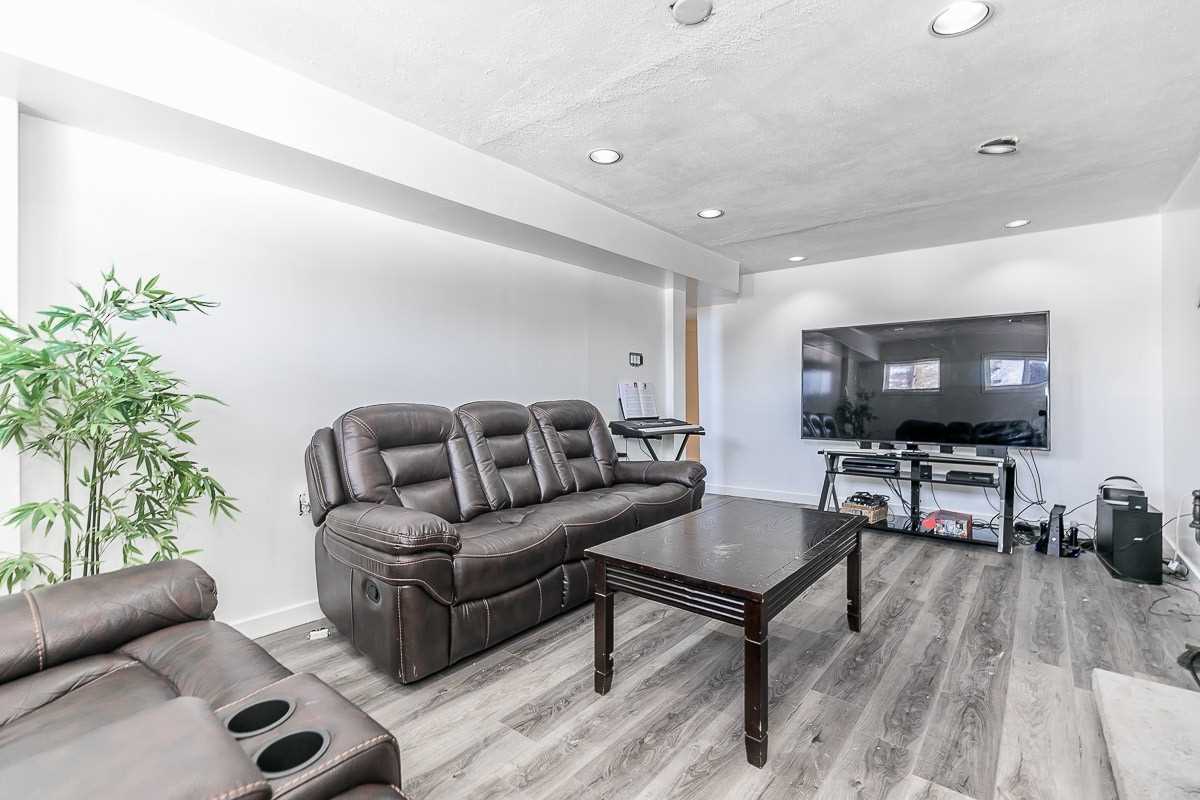 11 Peter St