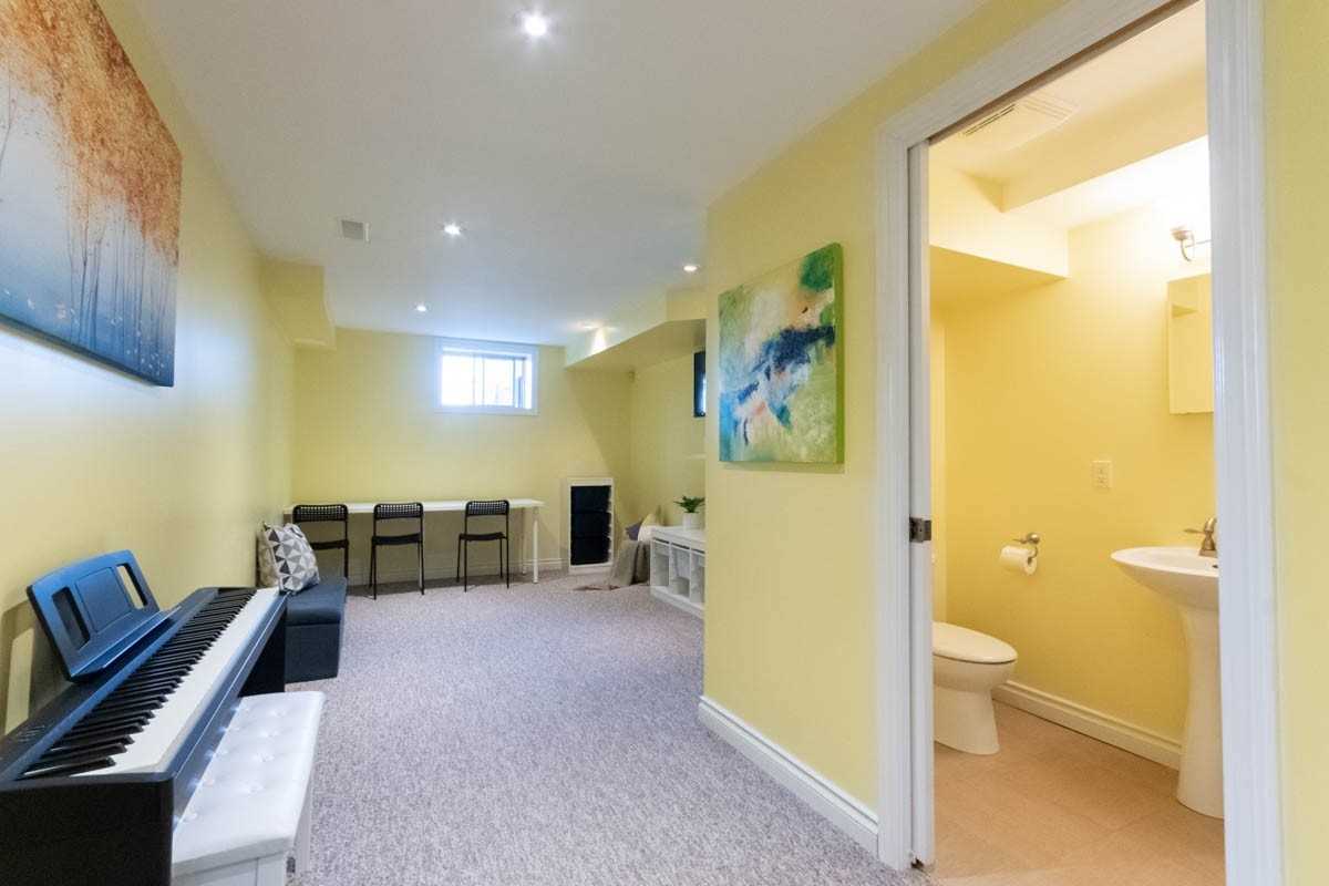 8 Lakelawn Rd