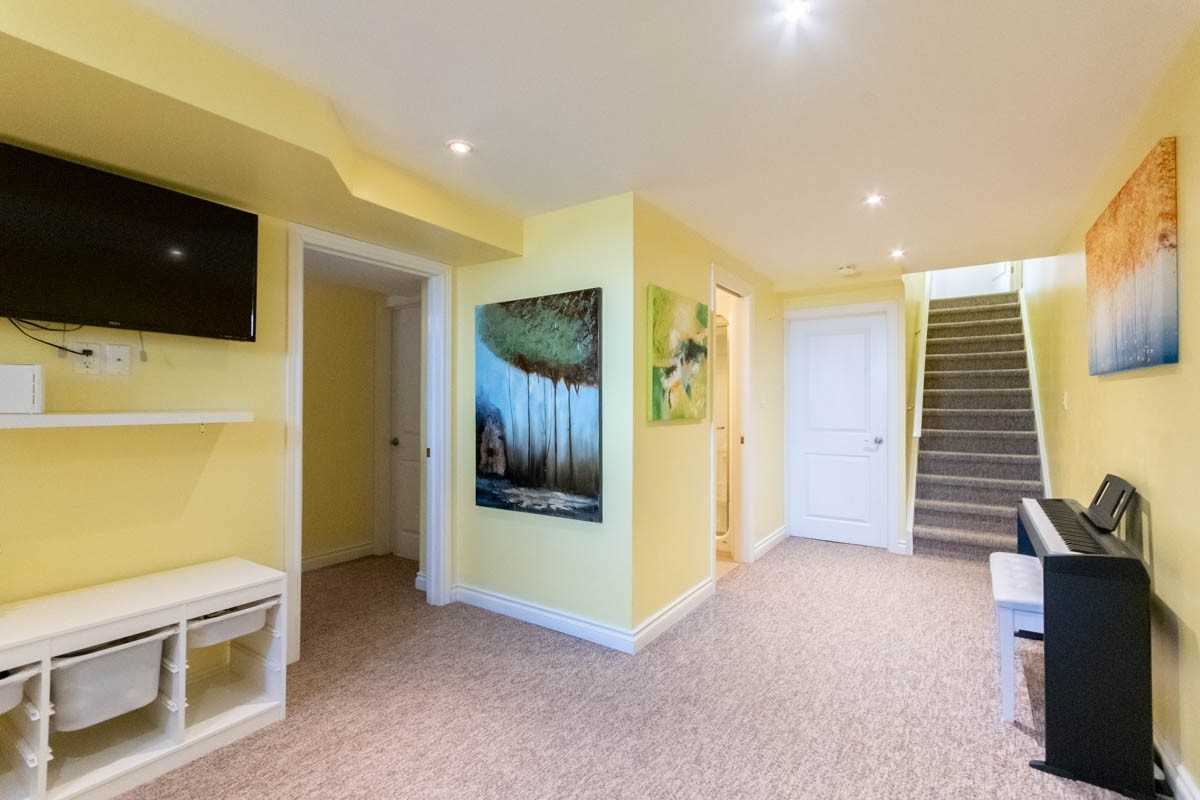 8 Lakelawn Rd
