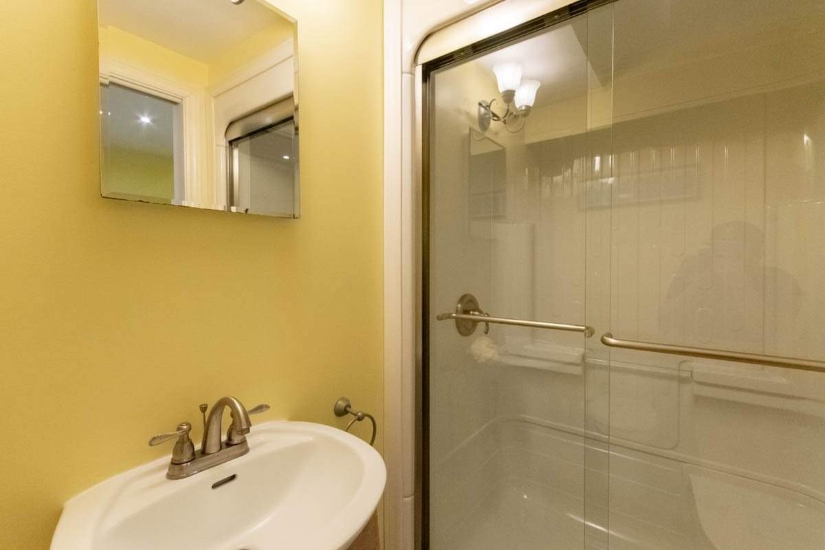 8 Lakelawn Rd