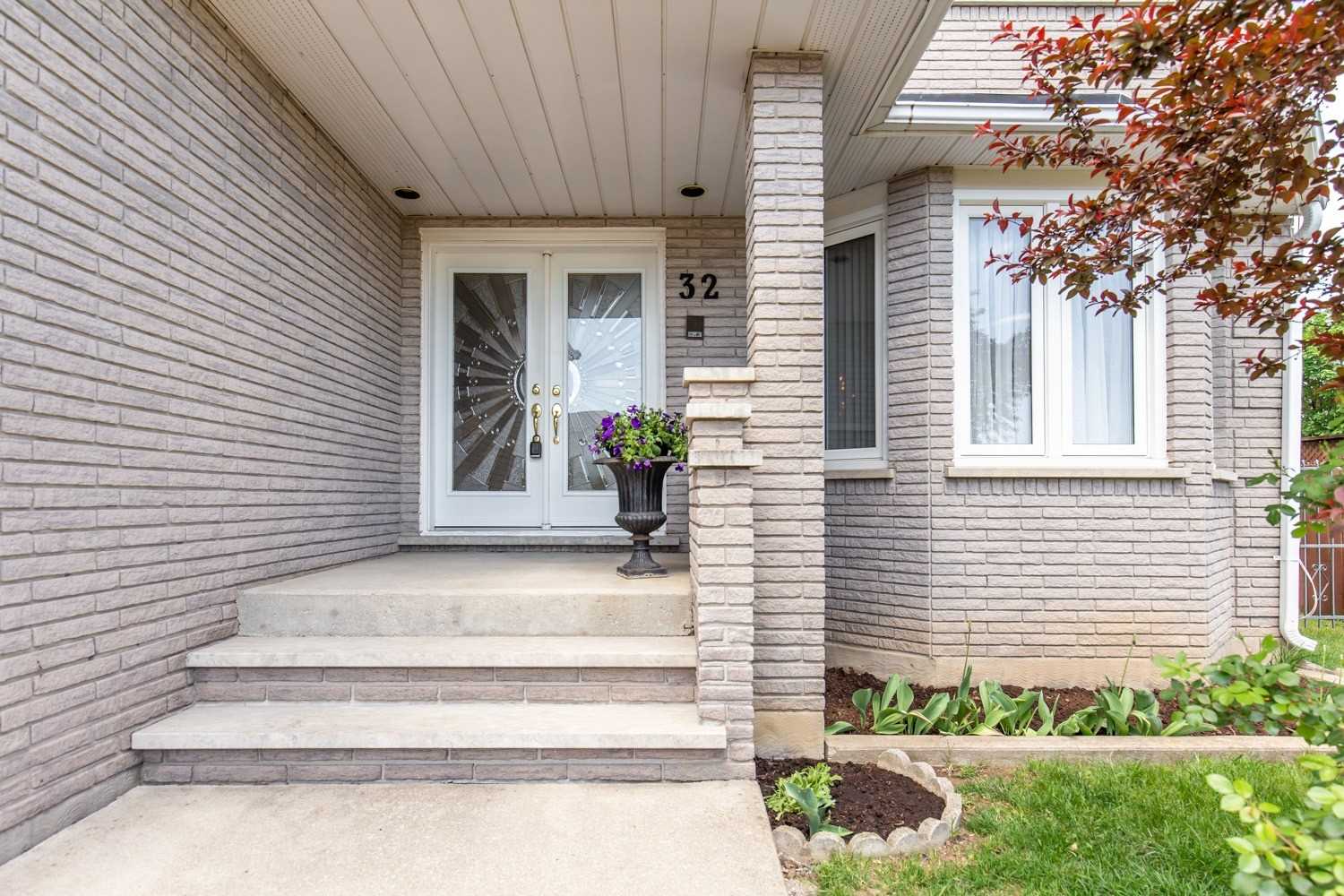 32 Pinewoods Dr