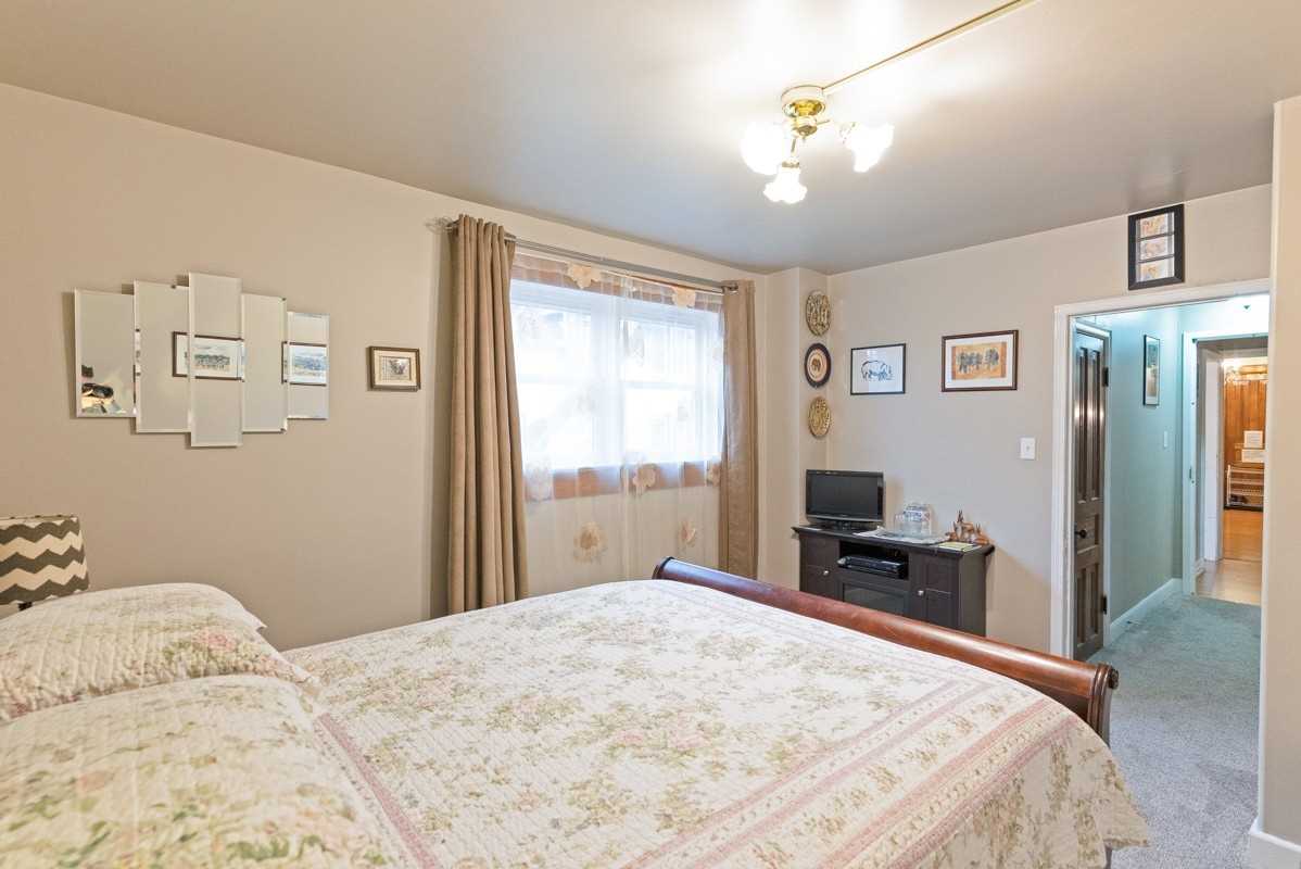 4327 Simcoe St