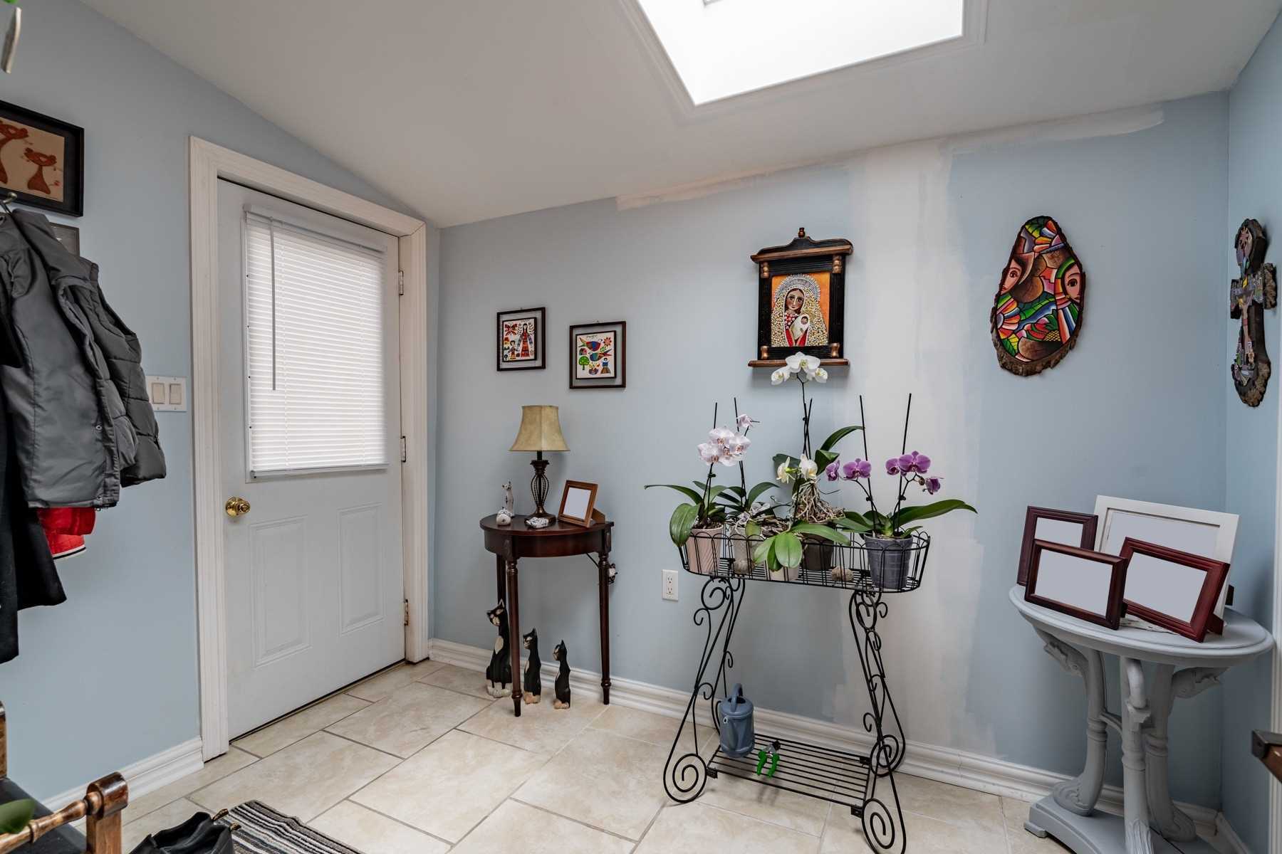 263 Ridout St