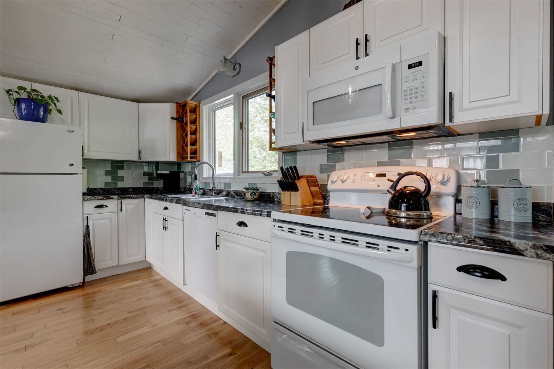 25 Lakeview Cottage Rd