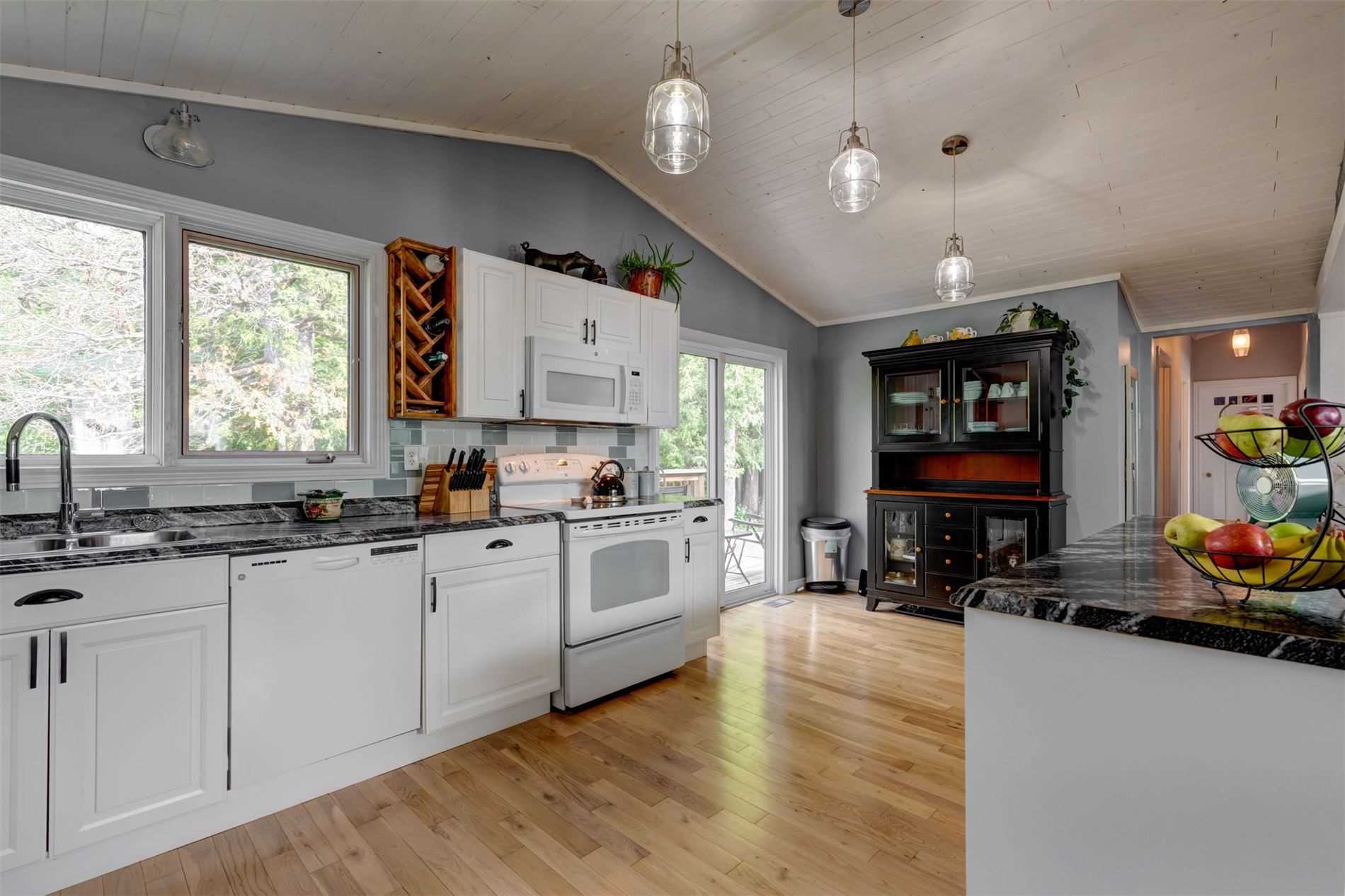 25 Lakeview Cottage Rd
