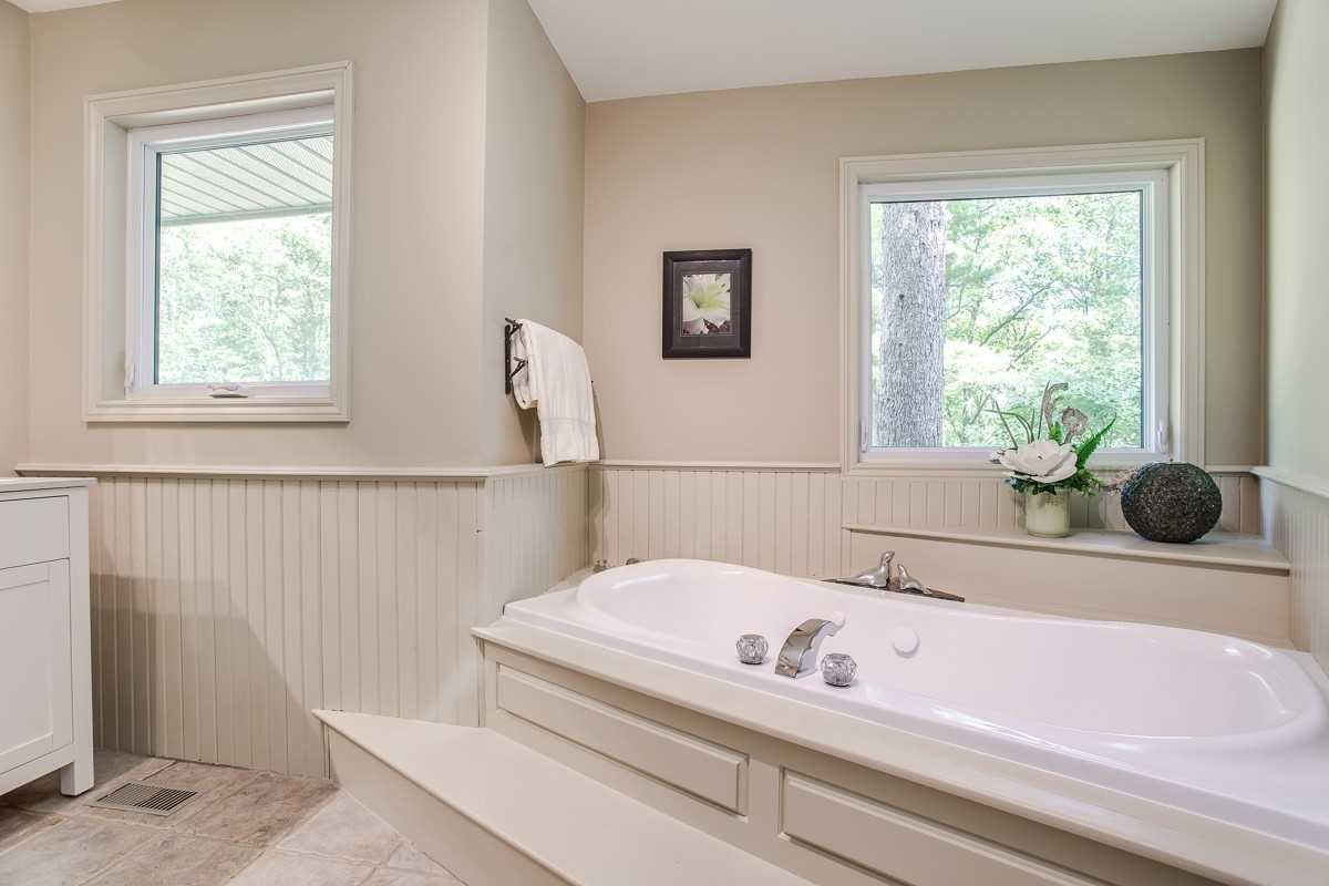 8382 Oak Ridges Dr
