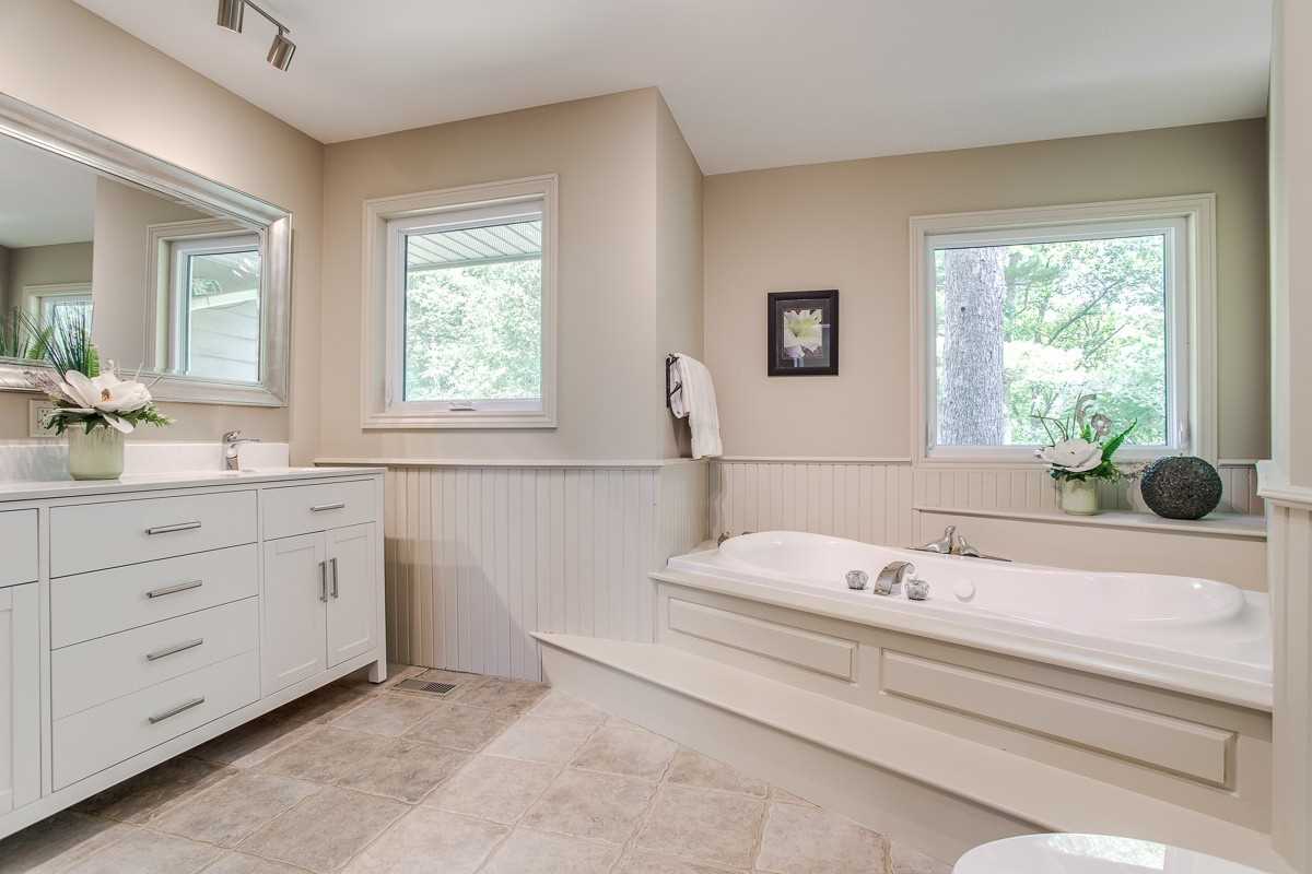 8382 Oak Ridges Dr