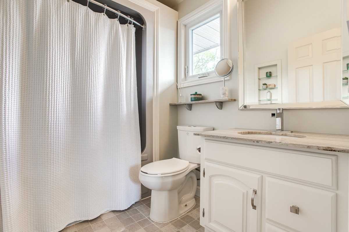 8382 Oak Ridges Dr