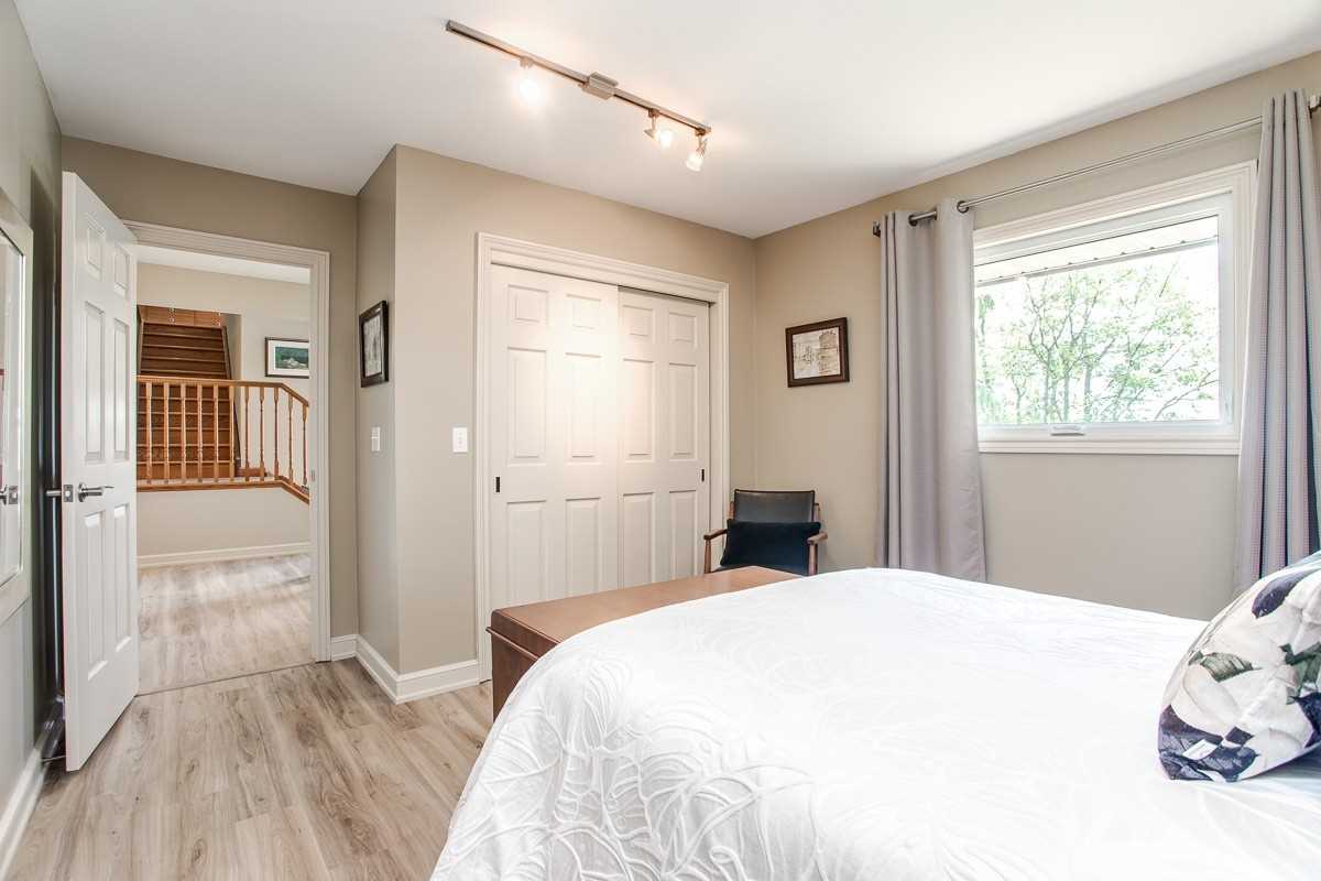 8382 Oak Ridges Dr