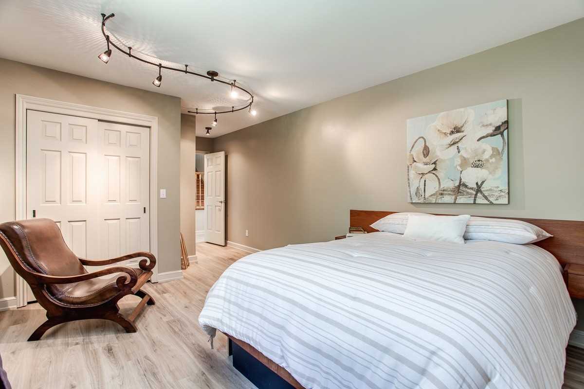8382 Oak Ridges Dr