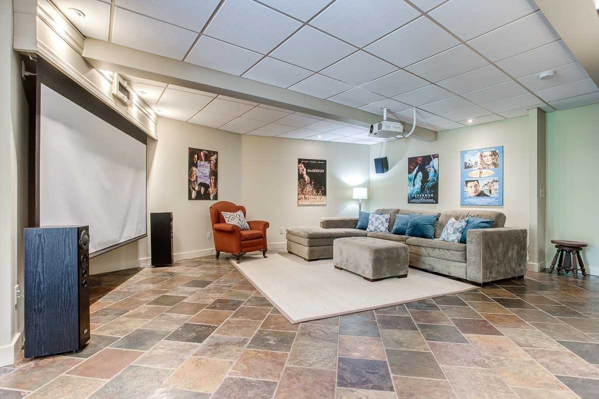 8382 Oak Ridges Dr