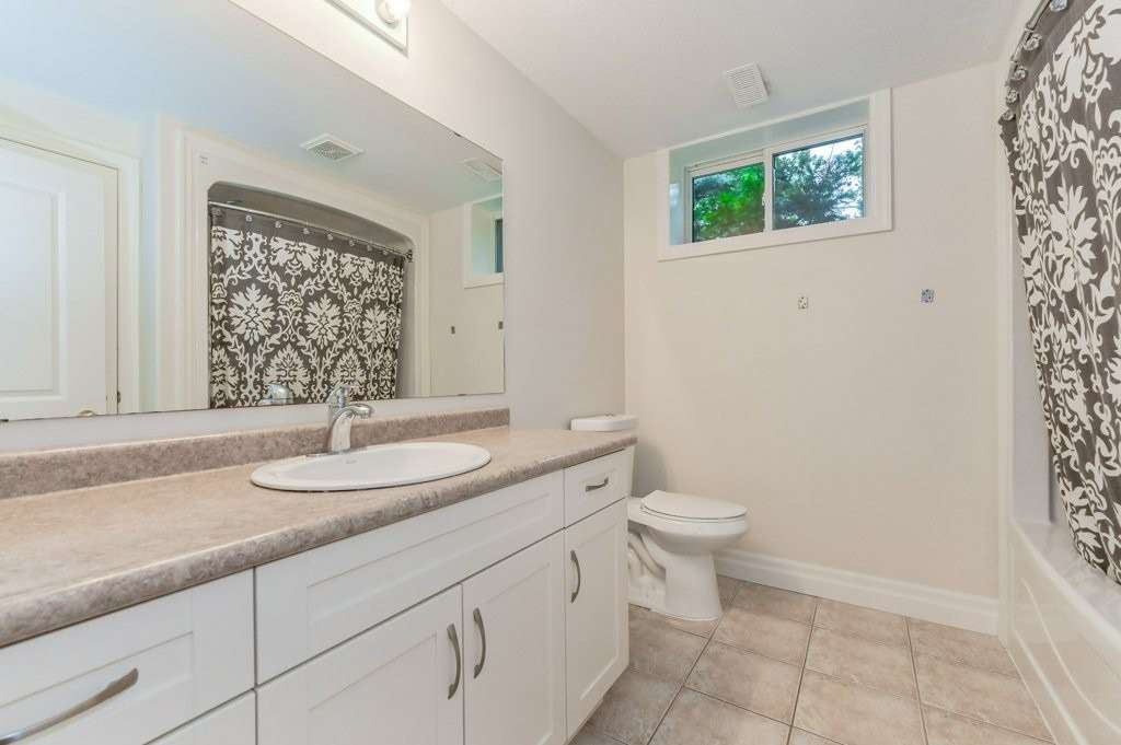 588 Simon St W