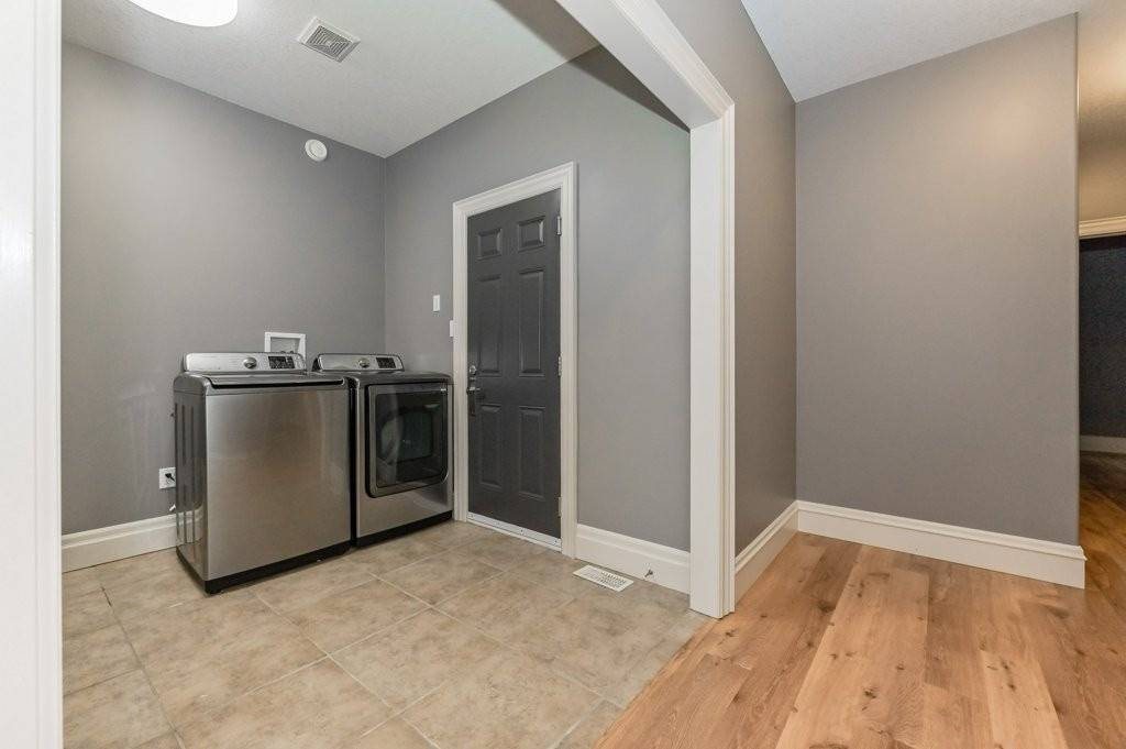588 Simon St W