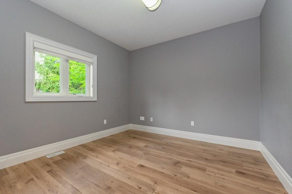 588 Simon St W