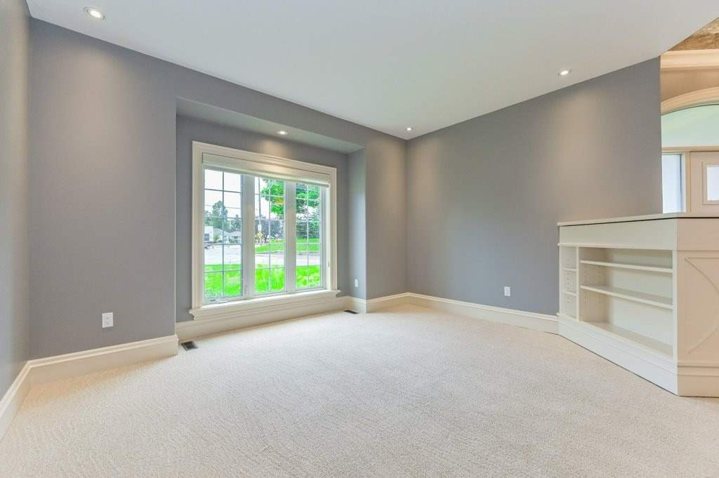 588 Simon St W