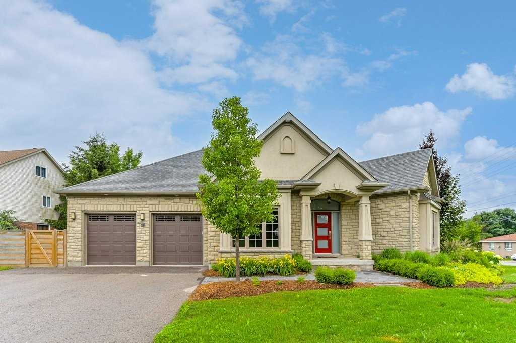 588 Simon St W
