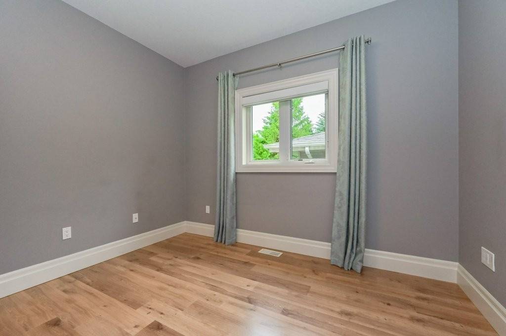 588 Simon St W