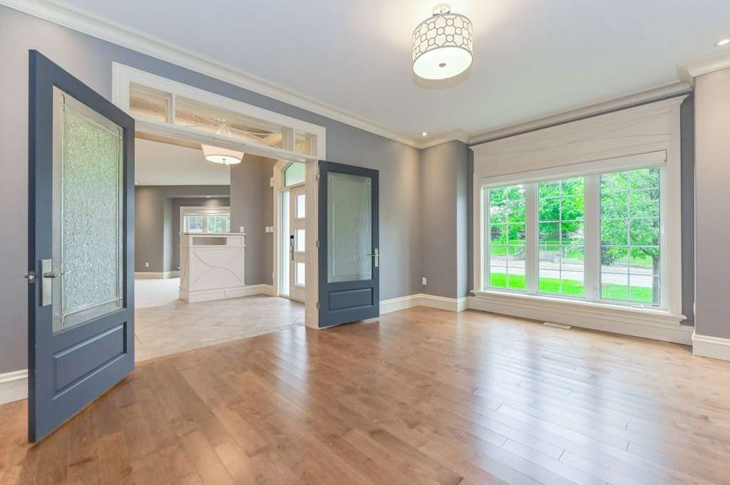 588 Simon St W
