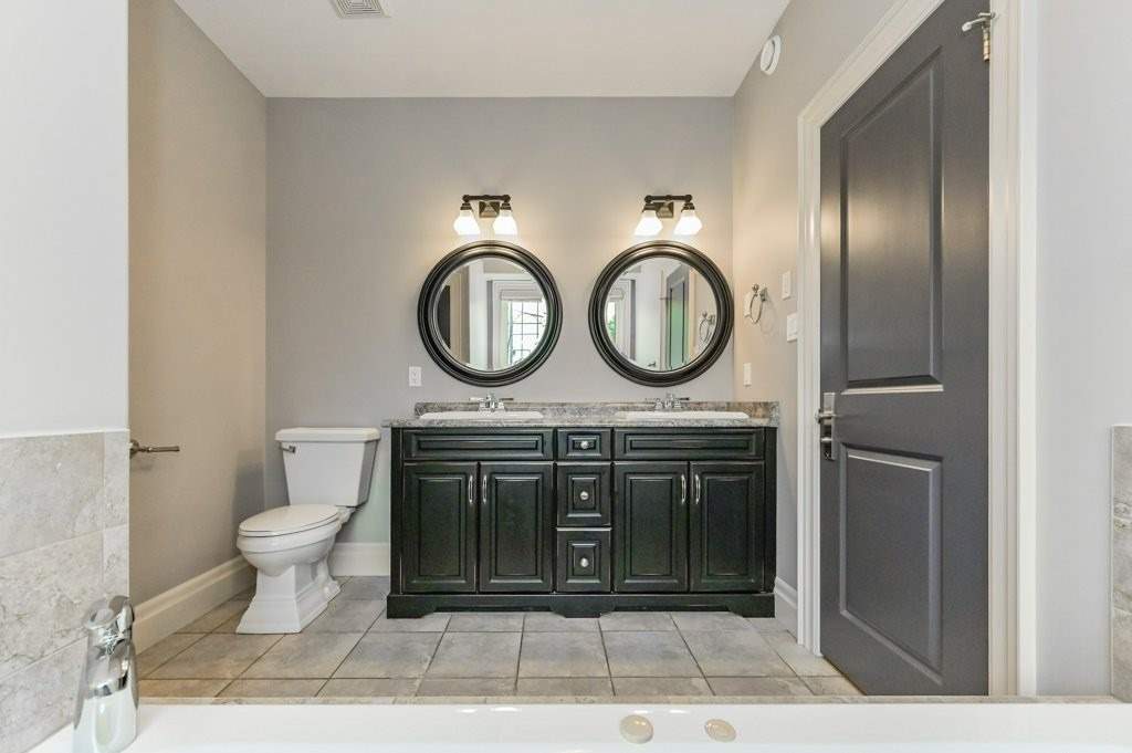 588 Simon St W