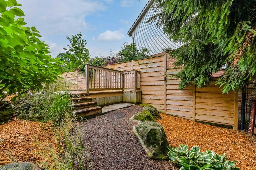 588 Simon St W
