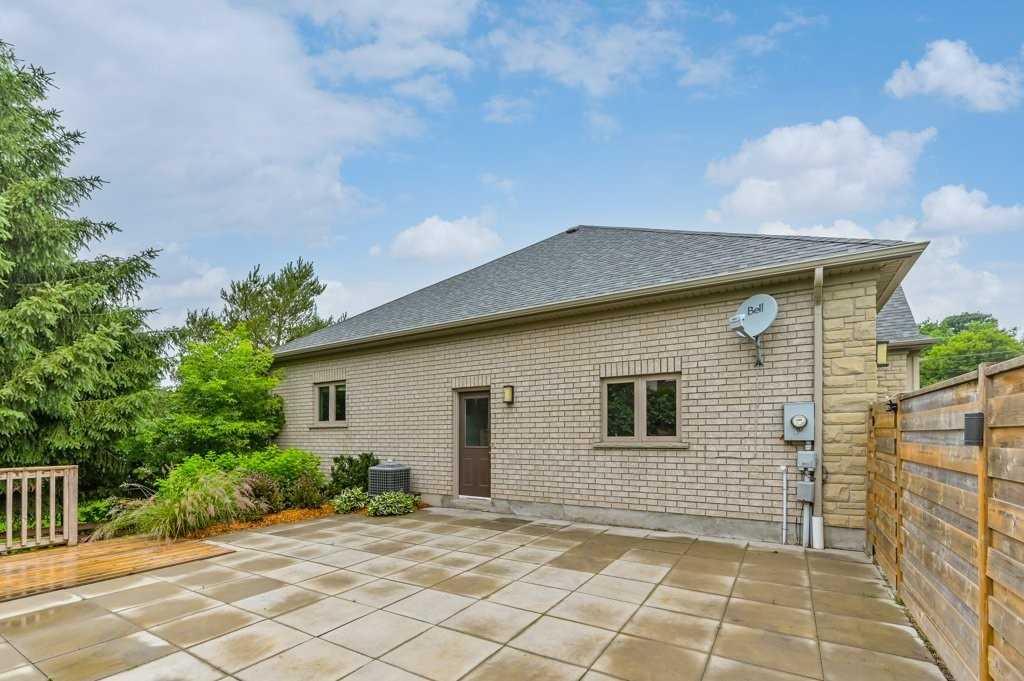 588 Simon St W
