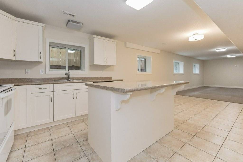 588 Simon St W