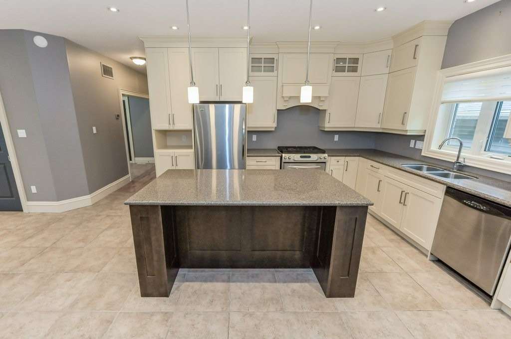 588 Simon St W