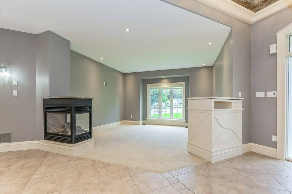 588 Simon St W