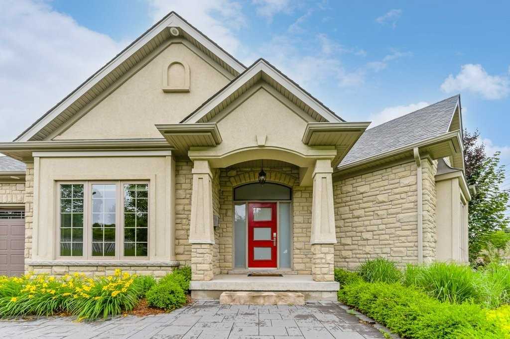588 Simon St W