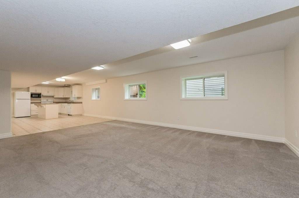 588 Simon St W