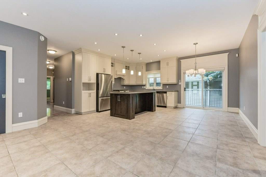 588 Simon St W
