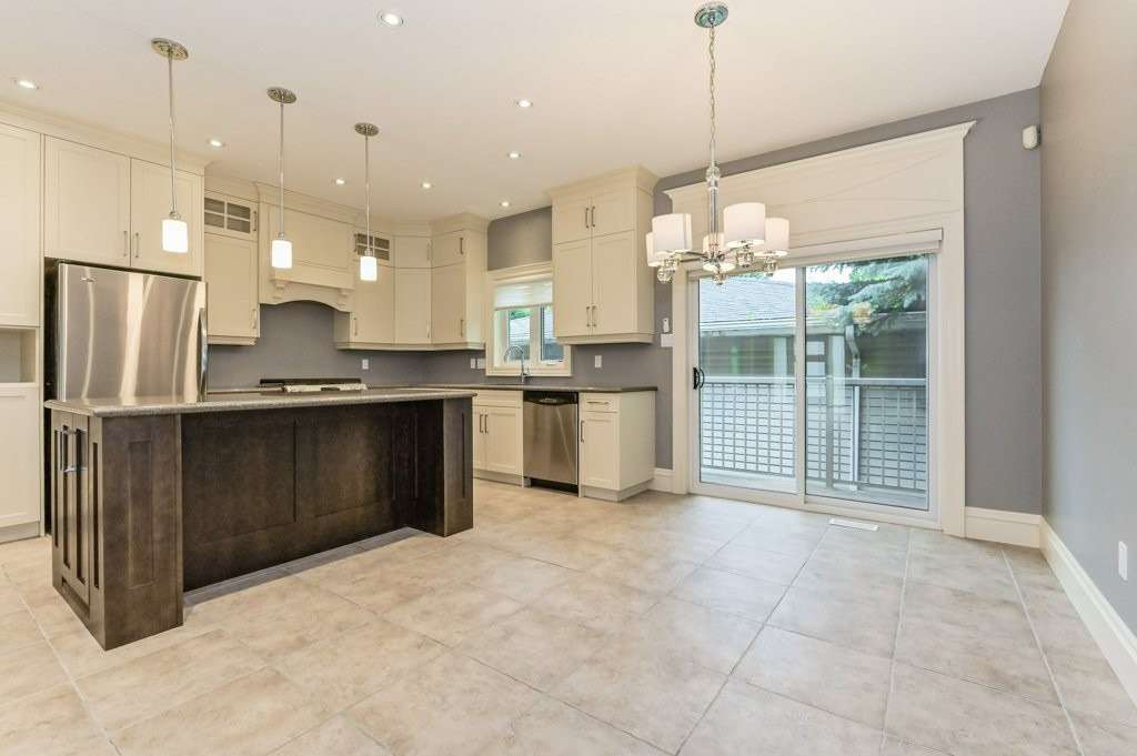 588 Simon St W