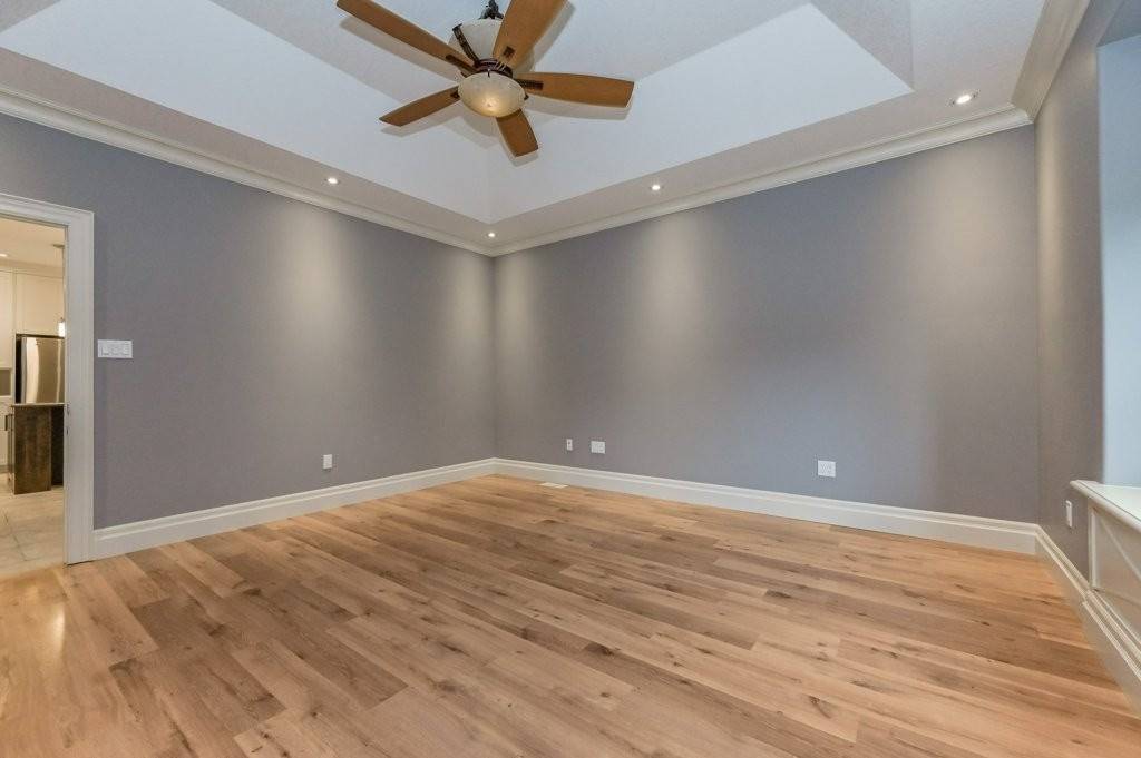 588 Simon St W