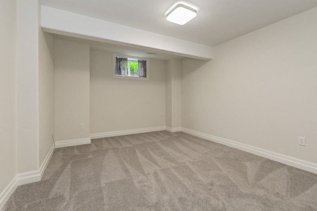 588 Simon St W