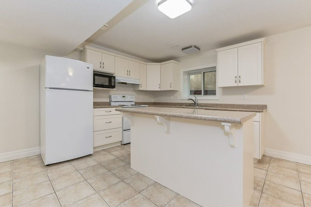588 Simon St W