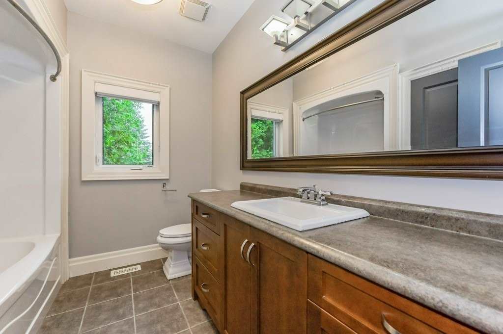 588 Simon St W