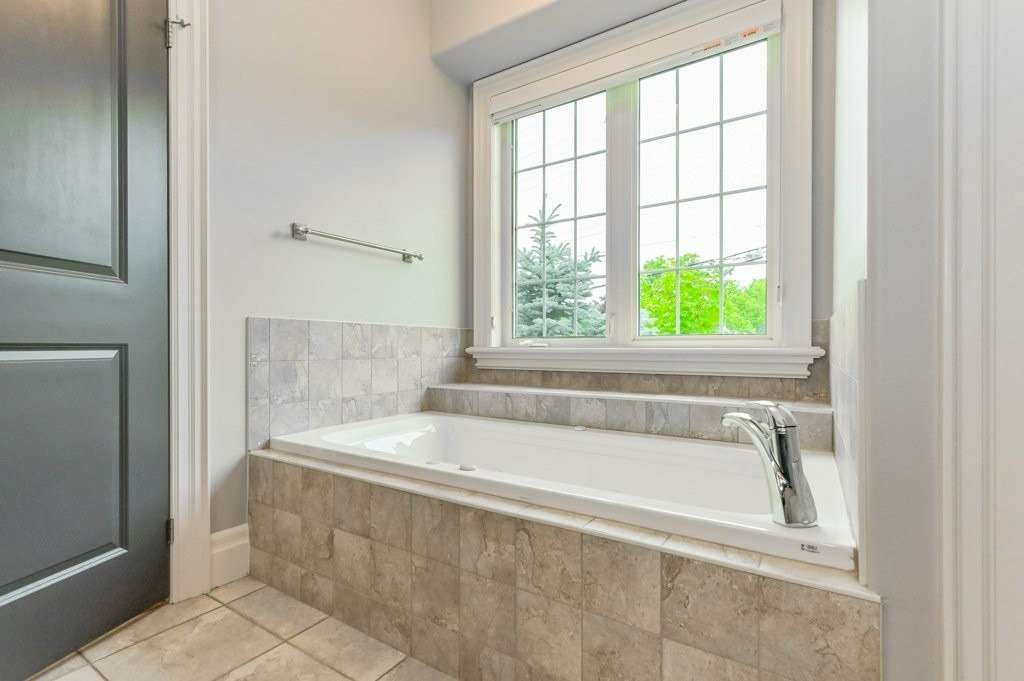 588 Simon St W