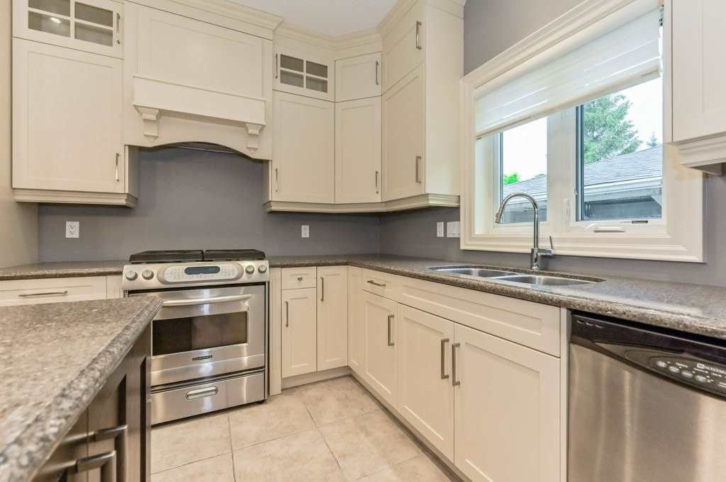 588 Simon St W
